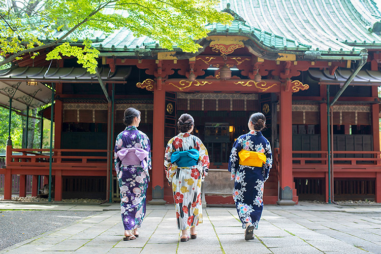 浴衣姿の神事参列者